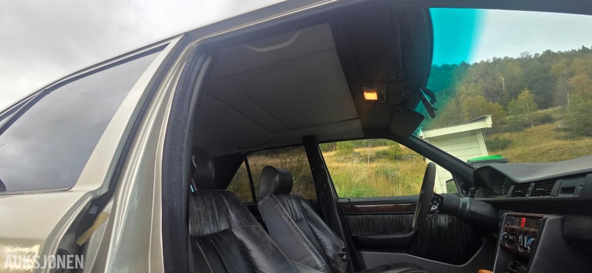1988 Mercedes-Benz 300 E 3.0 Automat, Soltak, Skinnseter