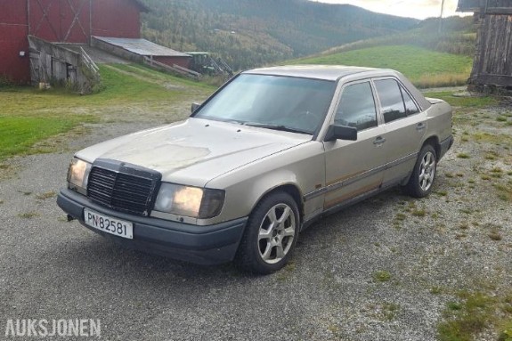 1988 Mercedes-Benz 300 E 3.0 Automat, Soltak, Skinnseter