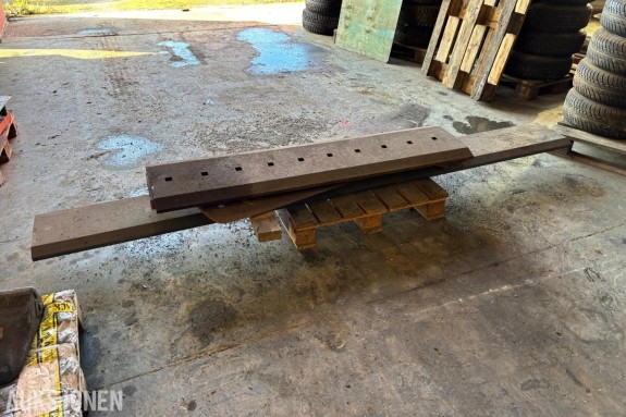 Parti med 2 stk. slitestål/plater til hjullasterskuff. Lengder 282,5 cm og 157 cm