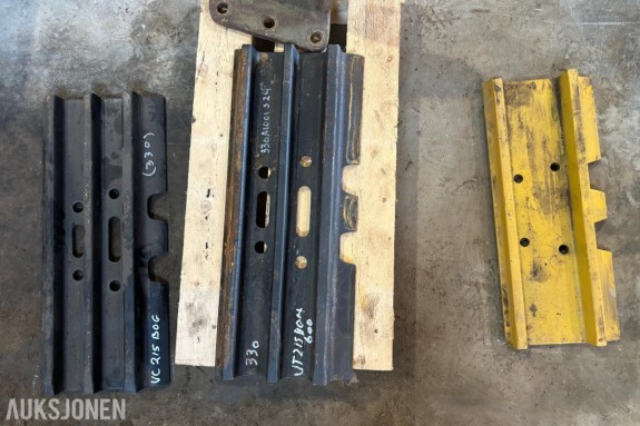 Cat Cat 330 belteplater, 3 stk. + krok