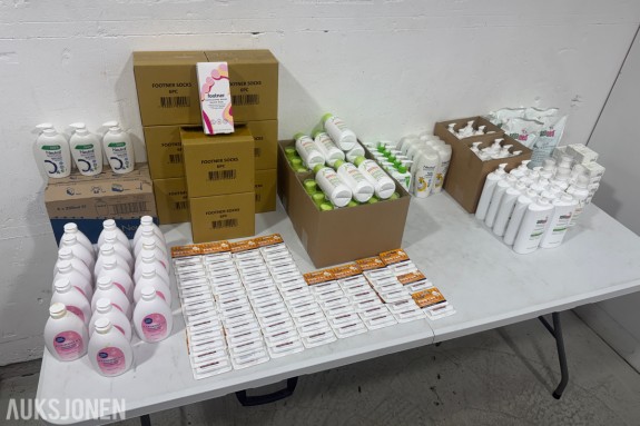 Parti med hudpleie, hygiene og kroppspleieprodukter fra A-Derma, CeraVe, Sebamed, Neutral m.fl.