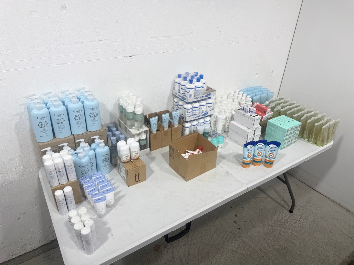 Parti med hudpleie og kroppspleieprodukter fra Cosmica, A-Derma, Avène, Vichy, Dr. Greve m.fl.