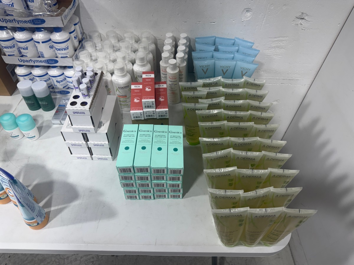 Parti med hudpleie og kroppspleieprodukter fra Cosmica, A-Derma, Avène, Vichy, Dr. Greve m.fl.