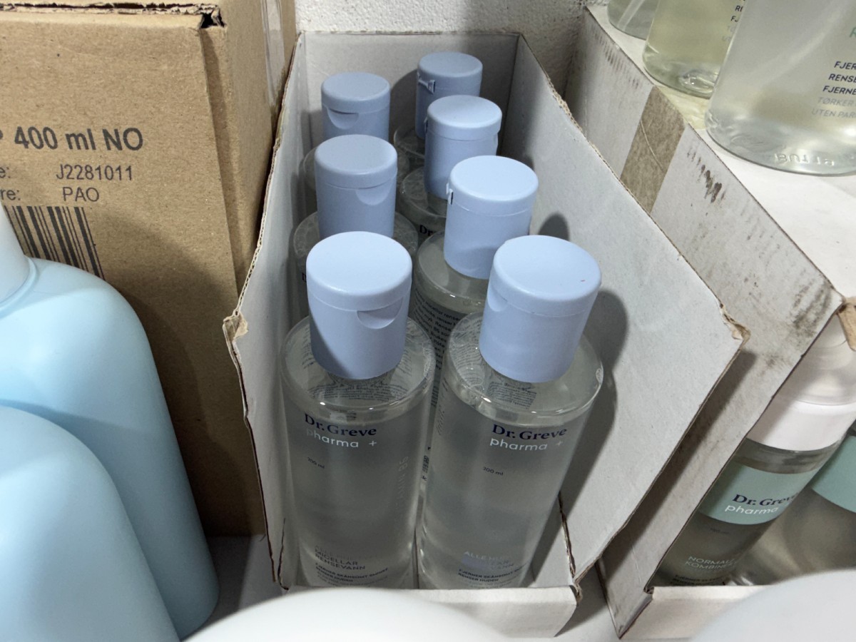 Parti med hudpleie og kroppspleieprodukter fra Cosmica, A-Derma, Avène, Vichy, Dr. Greve m.fl.