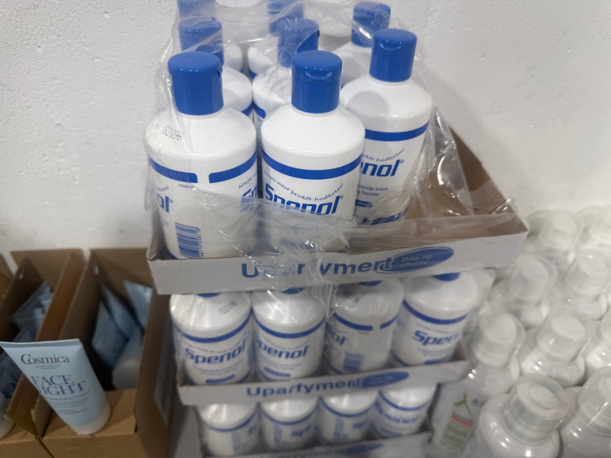 Parti med hudpleie og kroppspleieprodukter fra Cosmica, A-Derma, Avène, Vichy, Dr. Greve m.fl.