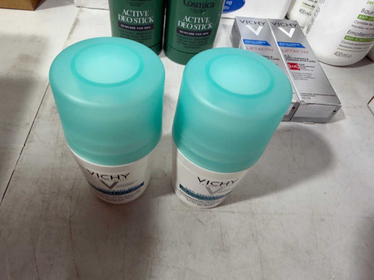 Parti med hudpleie og kroppspleieprodukter fra Cosmica, A-Derma, Avène, Vichy, Dr. Greve m.fl.