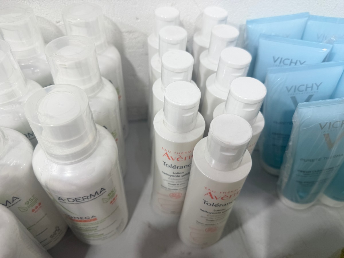 Parti med hudpleie og kroppspleieprodukter fra Cosmica, A-Derma, Avène, Vichy, Dr. Greve m.fl.