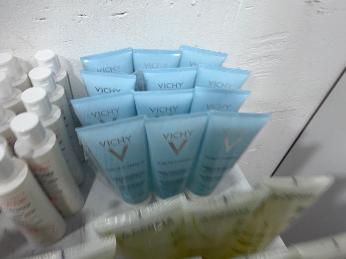 Parti med hudpleie og kroppspleieprodukter fra Cosmica, A-Derma, Avène, Vichy, Dr. Greve m.fl.