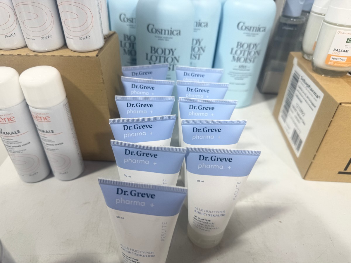 Parti med hudpleie og kroppspleieprodukter fra Cosmica, A-Derma, Avène, Vichy, Dr. Greve m.fl.