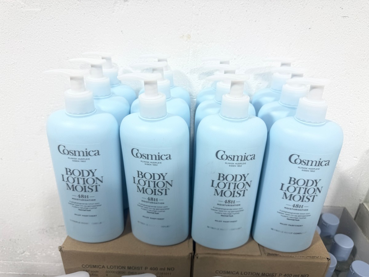 Parti med hudpleie og kroppspleieprodukter fra Cosmica, A-Derma, Avène, Vichy, Dr. Greve m.fl.