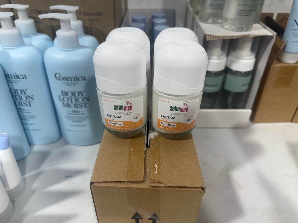 Parti med hudpleie og kroppspleieprodukter fra Cosmica, A-Derma, Avène, Vichy, Dr. Greve m.fl.
