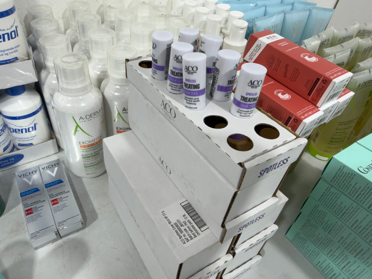 Parti med hudpleie og kroppspleieprodukter fra Cosmica, A-Derma, Avène, Vichy, Dr. Greve m.fl.