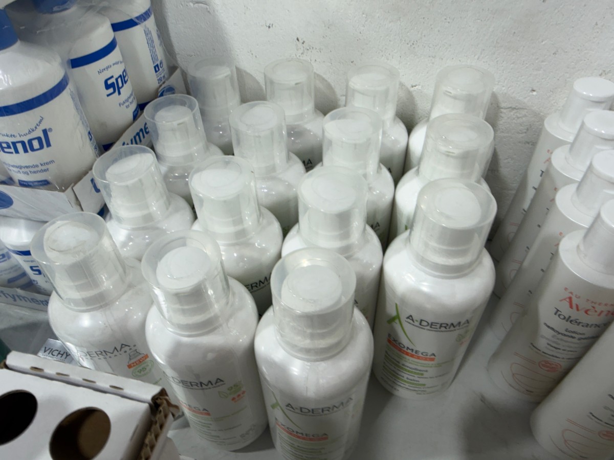 Parti med hudpleie og kroppspleieprodukter fra Cosmica, A-Derma, Avène, Vichy, Dr. Greve m.fl.