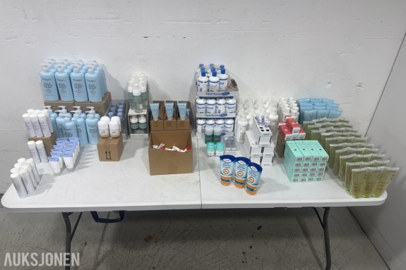 Parti med hudpleie og kroppspleieprodukter fra Cosmica, A-Derma, Avène, Vichy, Dr. Greve m.fl.