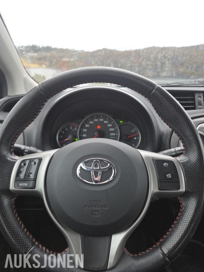 2011 Toyota Yaris 1.4 90hk ryggekamera navigasjon  eu ok 10.2027       
