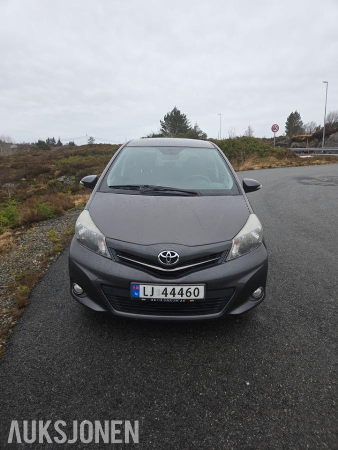 2011 Toyota Yaris 1.4 90hk ryggekamera navigasjon  eu ok 10.2027       