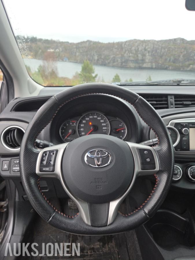 2011 Toyota Yaris 1.4 90hk ryggekamera navigasjon  eu ok 10.2027       