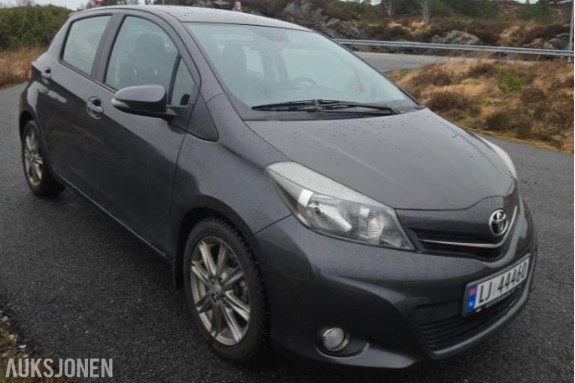 2011 Toyota Yaris 1.4 90hk ryggekamera navigasjon  eu ok 10.2027       