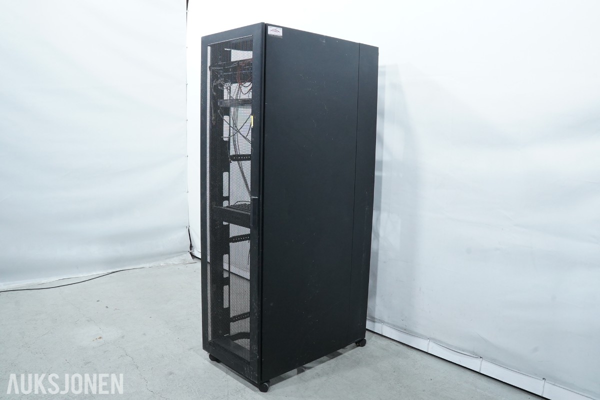BM 42U serverskap med nettverksutstyr, KVM, UPS og tilbehør
