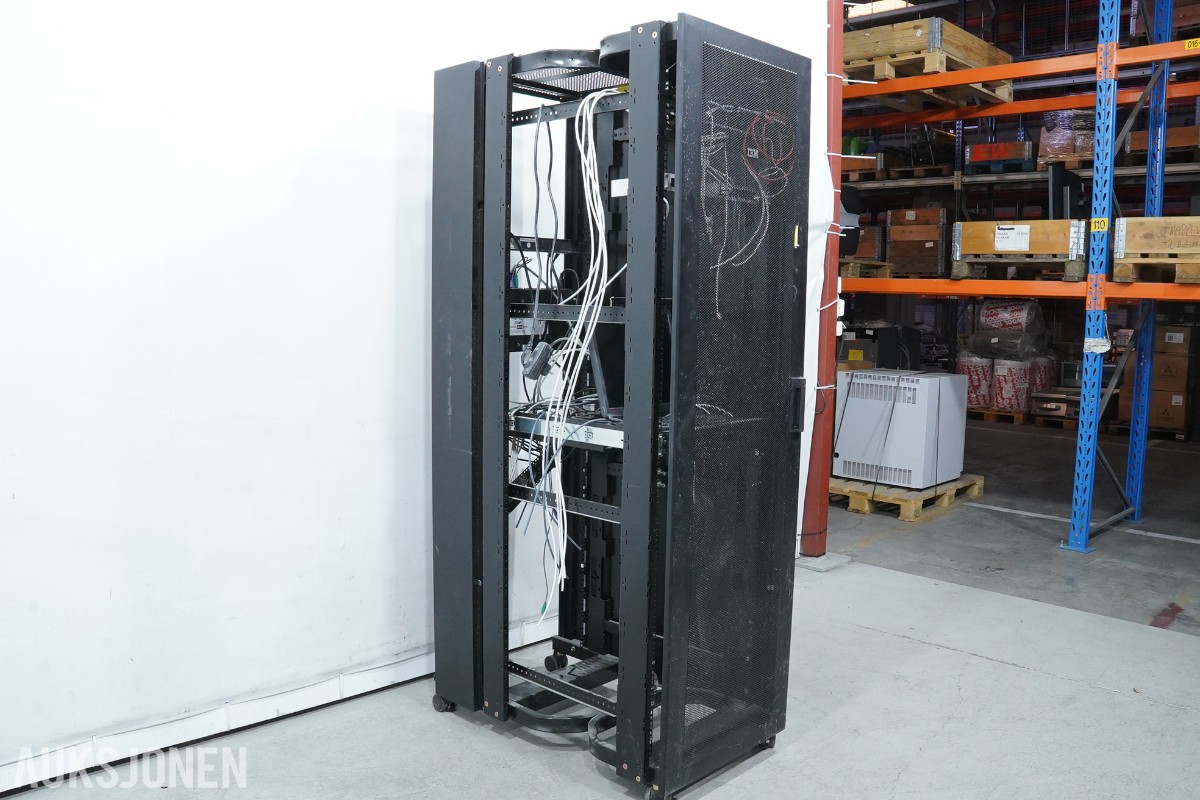 BM 42U serverskap med nettverksutstyr, KVM, UPS og tilbehør