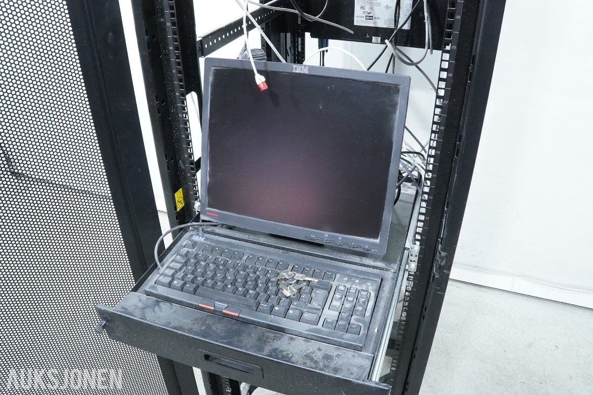 BM 42U serverskap med nettverksutstyr, KVM, UPS og tilbehør