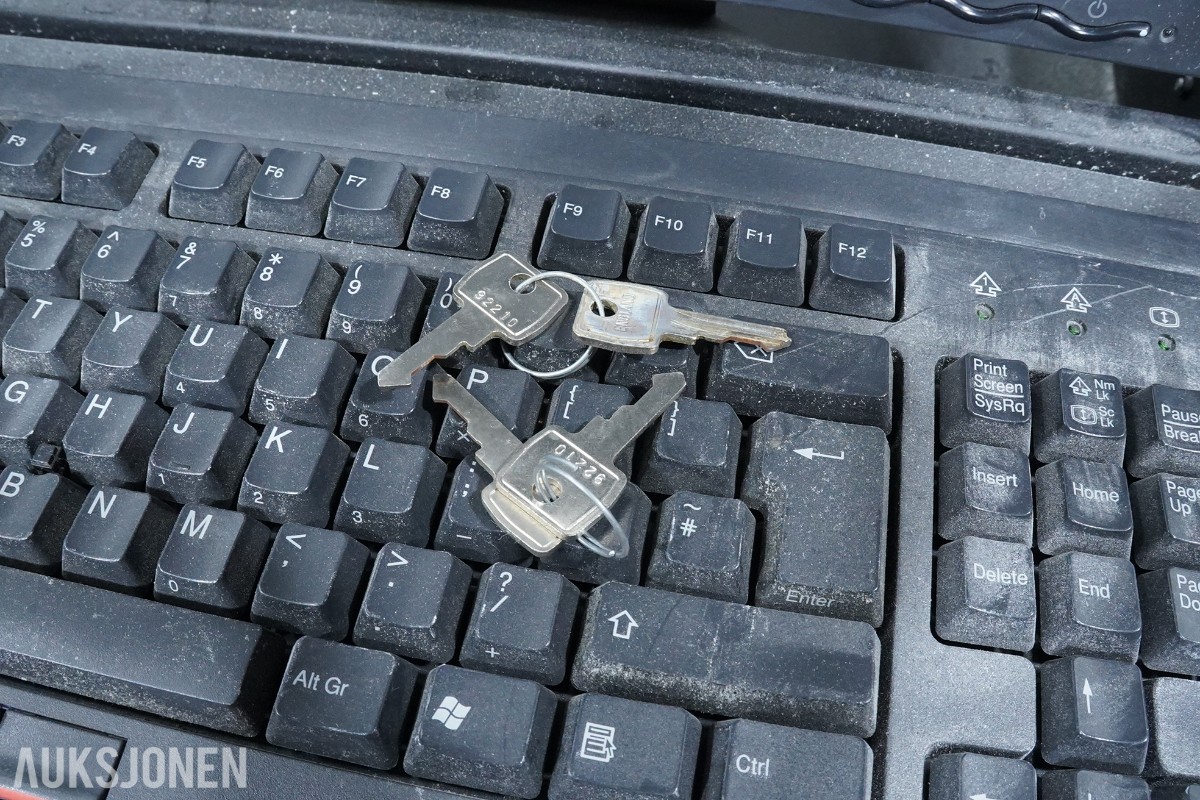 BM 42U serverskap med nettverksutstyr, KVM, UPS og tilbehør