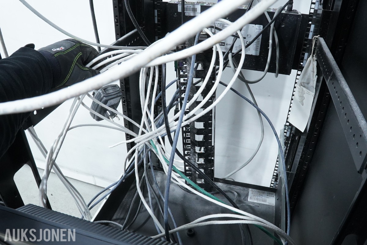 BM 42U serverskap med nettverksutstyr, KVM, UPS og tilbehør