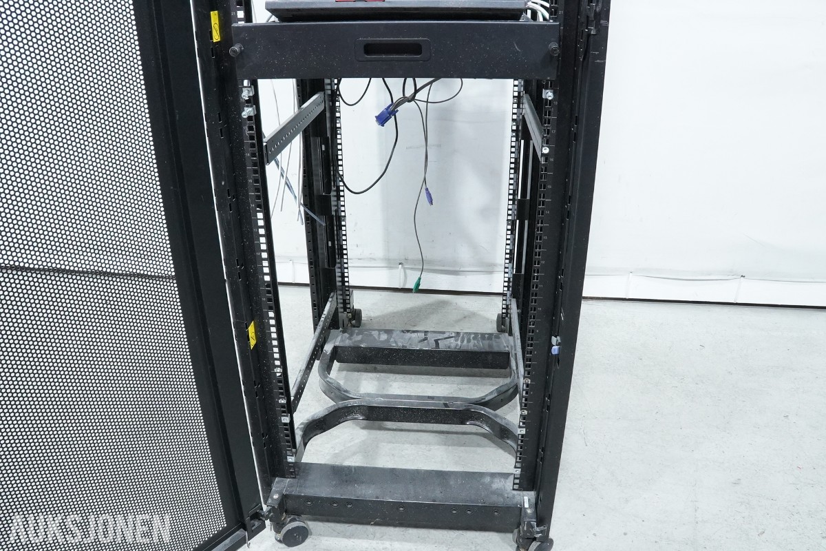 BM 42U serverskap med nettverksutstyr, KVM, UPS og tilbehør