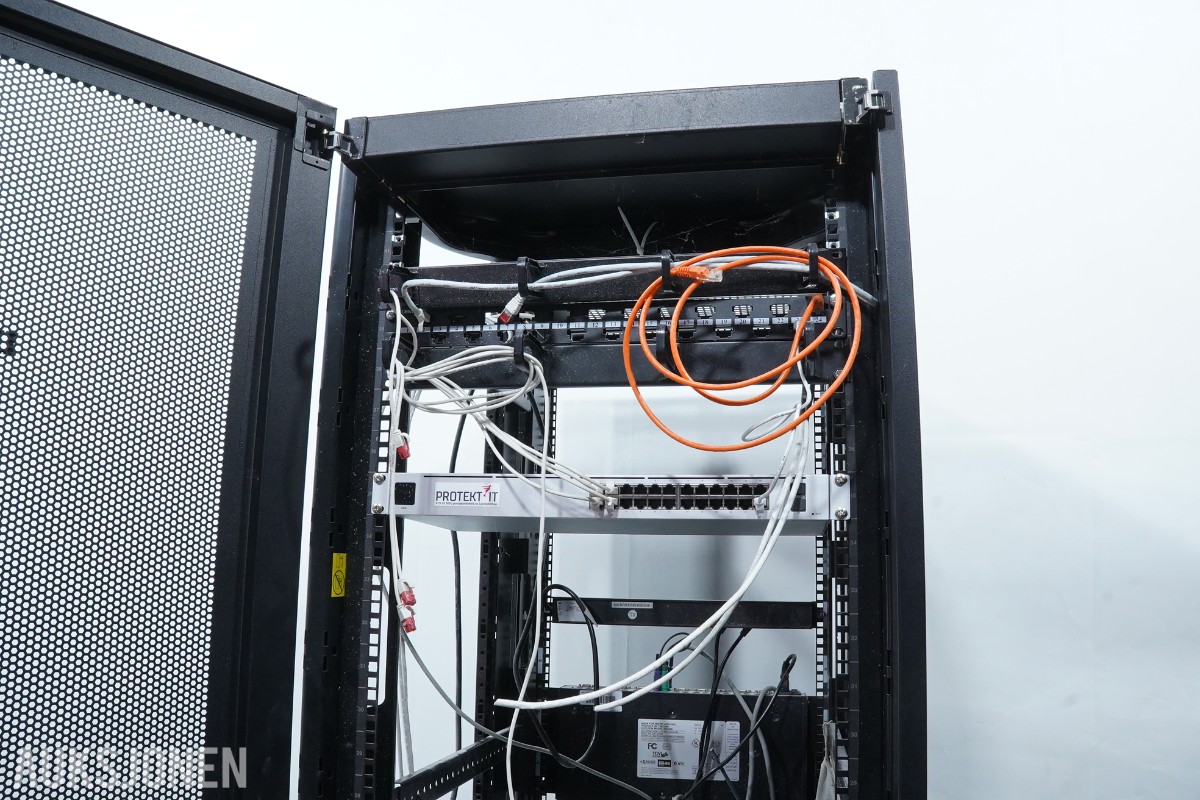 BM 42U serverskap med nettverksutstyr, KVM, UPS og tilbehør