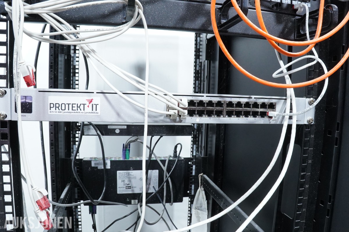 BM 42U serverskap med nettverksutstyr, KVM, UPS og tilbehør