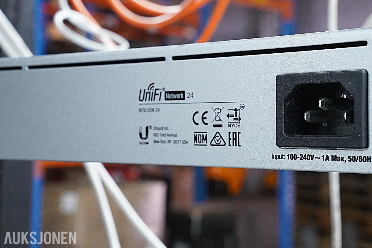BM 42U serverskap med nettverksutstyr, KVM, UPS og tilbehør