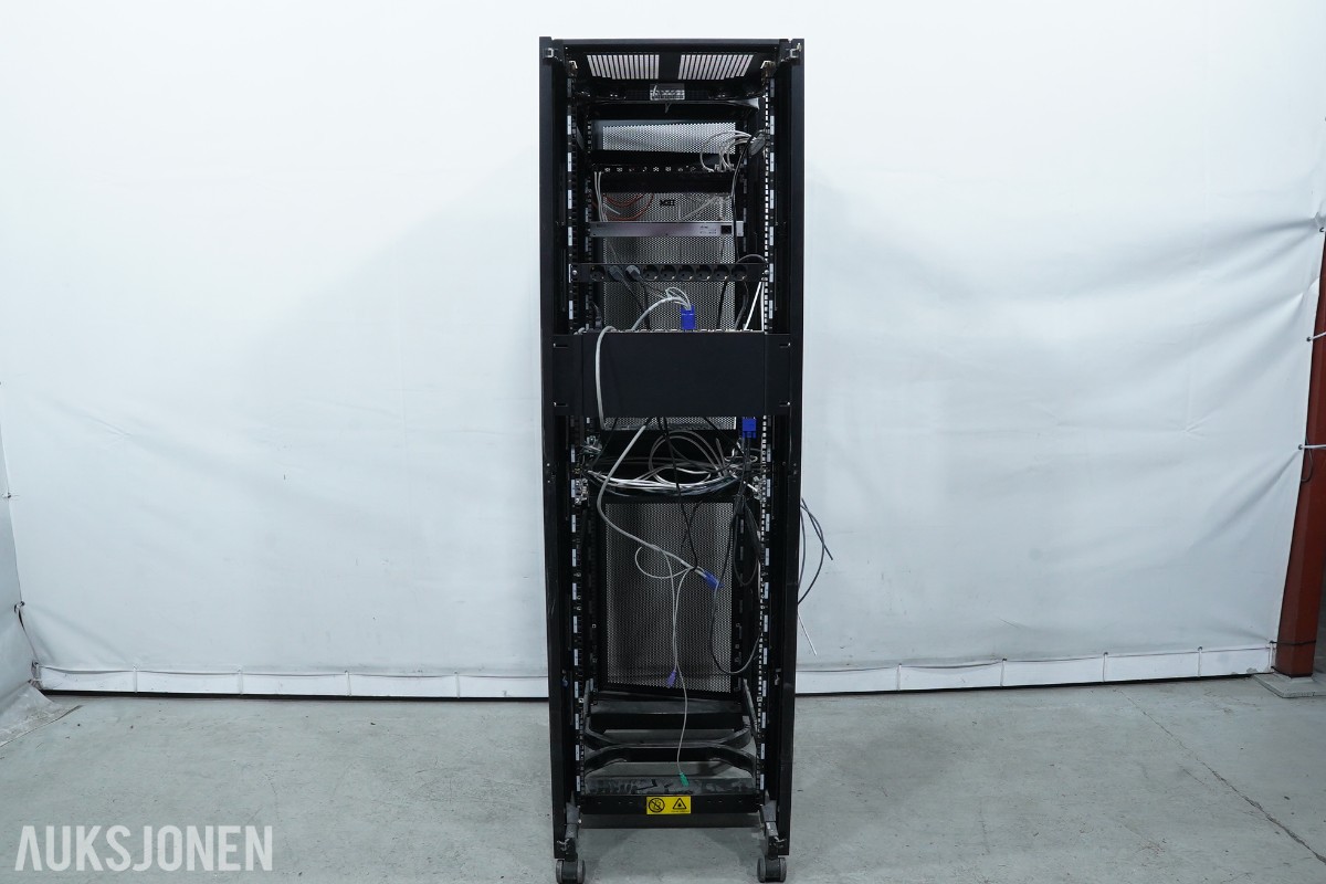 BM 42U serverskap med nettverksutstyr, KVM, UPS og tilbehør