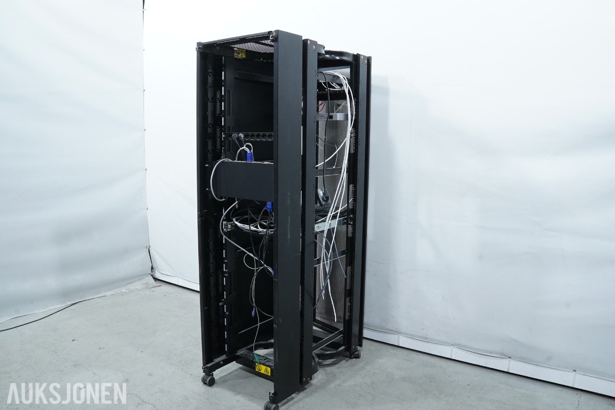 BM 42U serverskap med nettverksutstyr, KVM, UPS og tilbehør