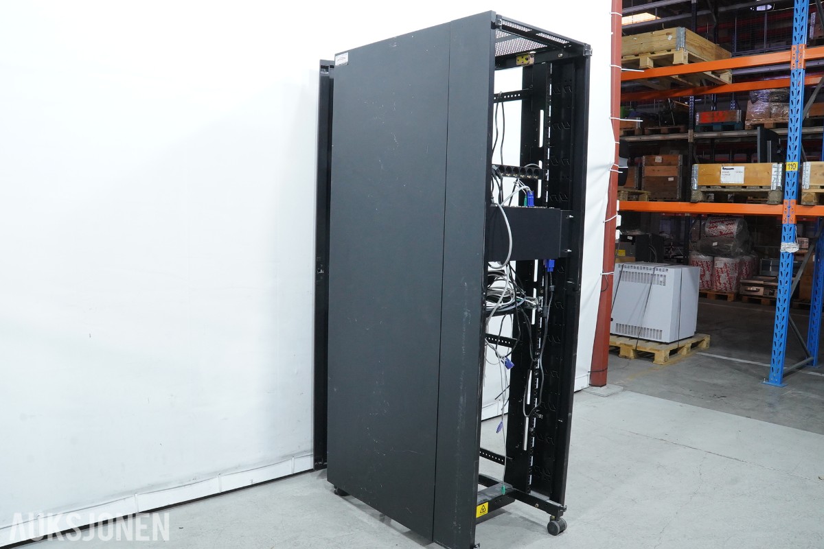 BM 42U serverskap med nettverksutstyr, KVM, UPS og tilbehør