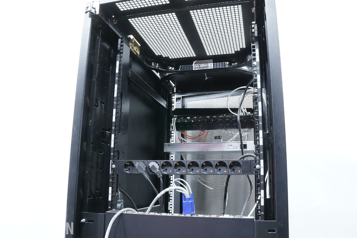 BM 42U serverskap med nettverksutstyr, KVM, UPS og tilbehør
