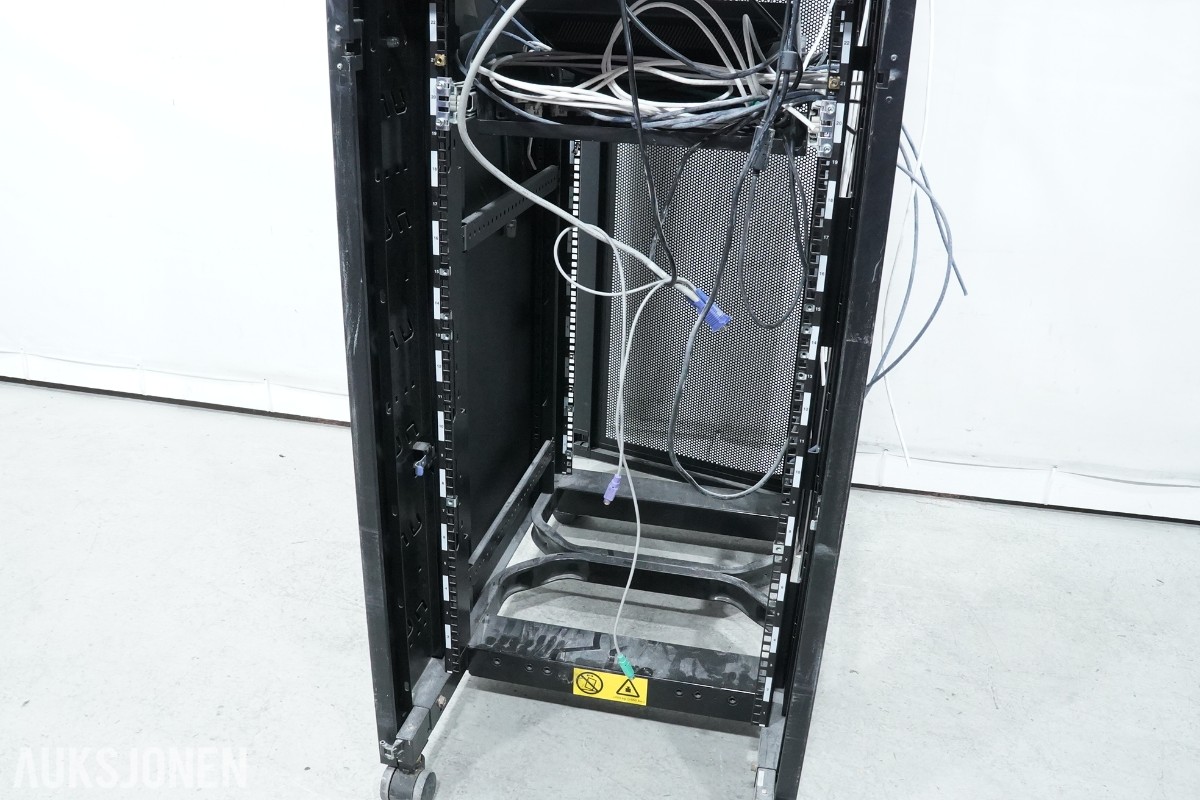 BM 42U serverskap med nettverksutstyr, KVM, UPS og tilbehør