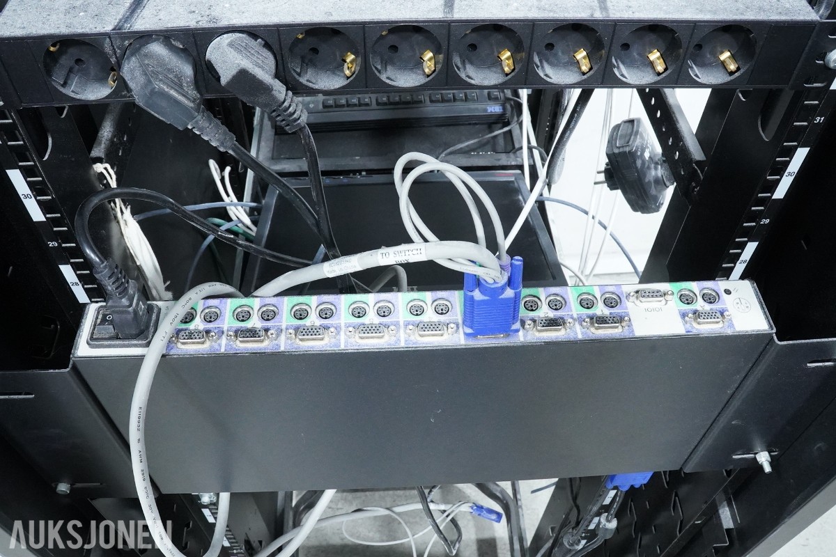 BM 42U serverskap med nettverksutstyr, KVM, UPS og tilbehør