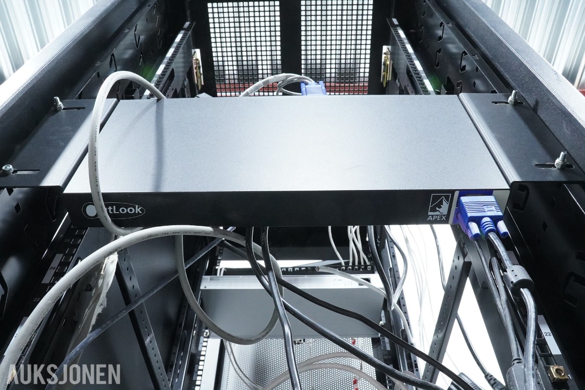 BM 42U serverskap med nettverksutstyr, KVM, UPS og tilbehør