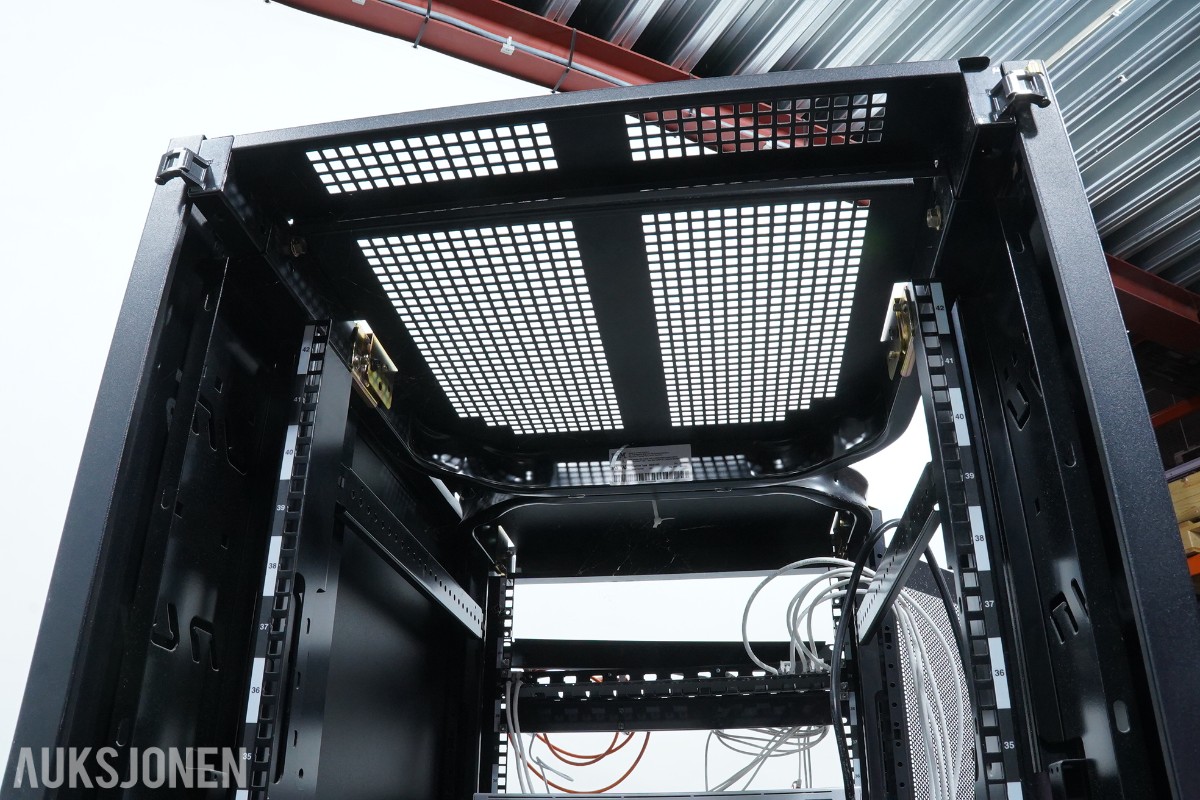 BM 42U serverskap med nettverksutstyr, KVM, UPS og tilbehør