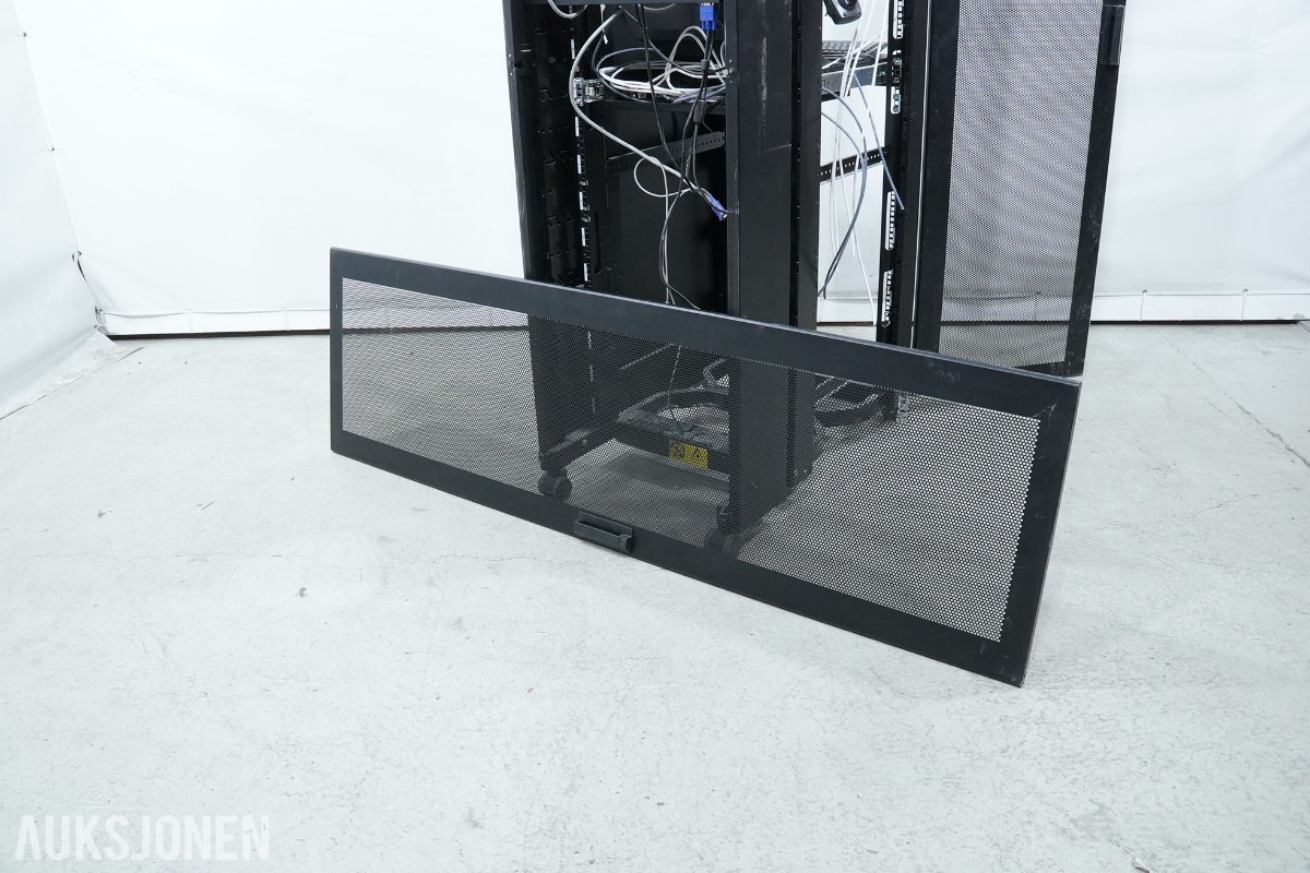 BM 42U serverskap med nettverksutstyr, KVM, UPS og tilbehør