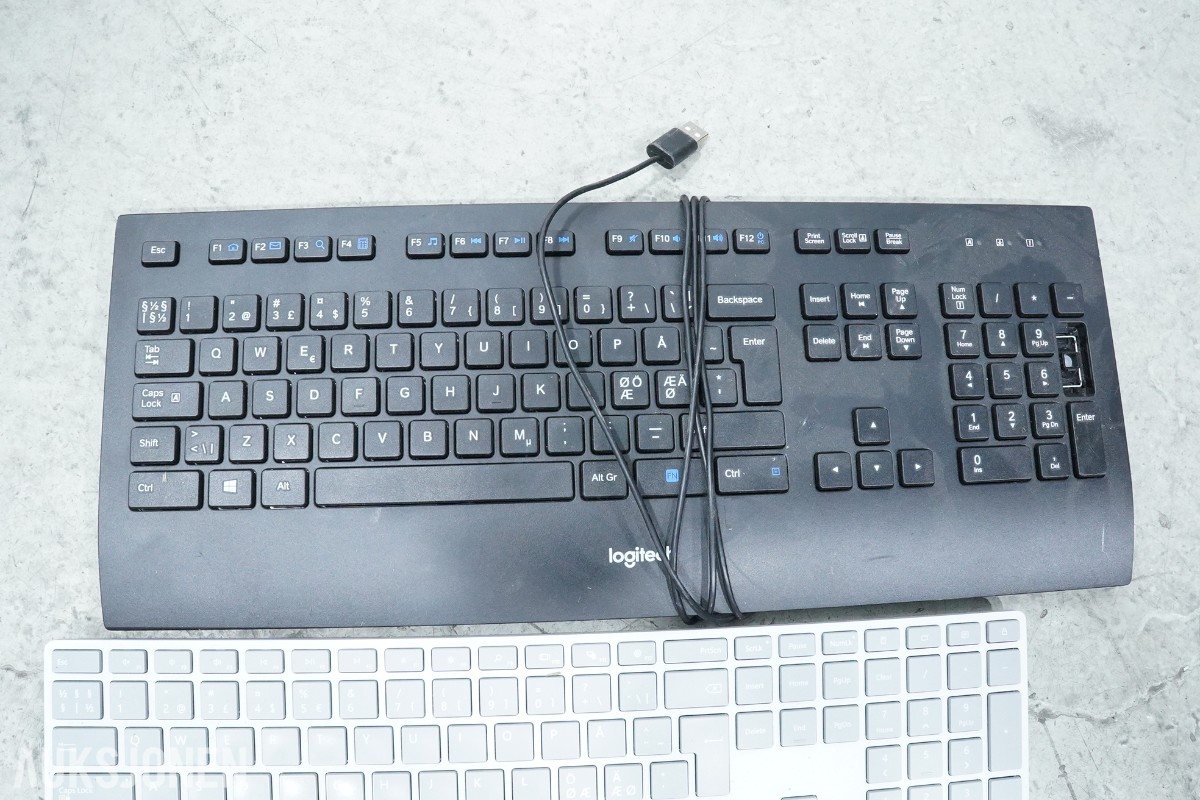 BM 42U serverskap med nettverksutstyr, KVM, UPS og tilbehør