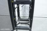 BM 42U serverskap med nettverksutstyr, KVM, UPS og tilbehør