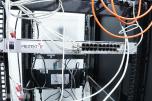 BM 42U serverskap med nettverksutstyr, KVM, UPS og tilbehør