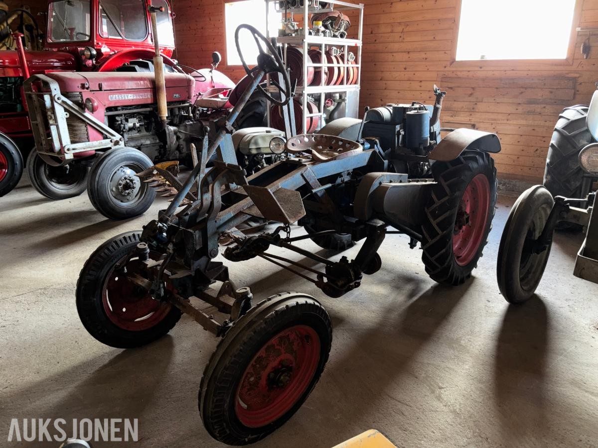 GARNER TRAKTOR MED SLÅTTEBJELKE, J.A.P INDUSTRIAL UNIT