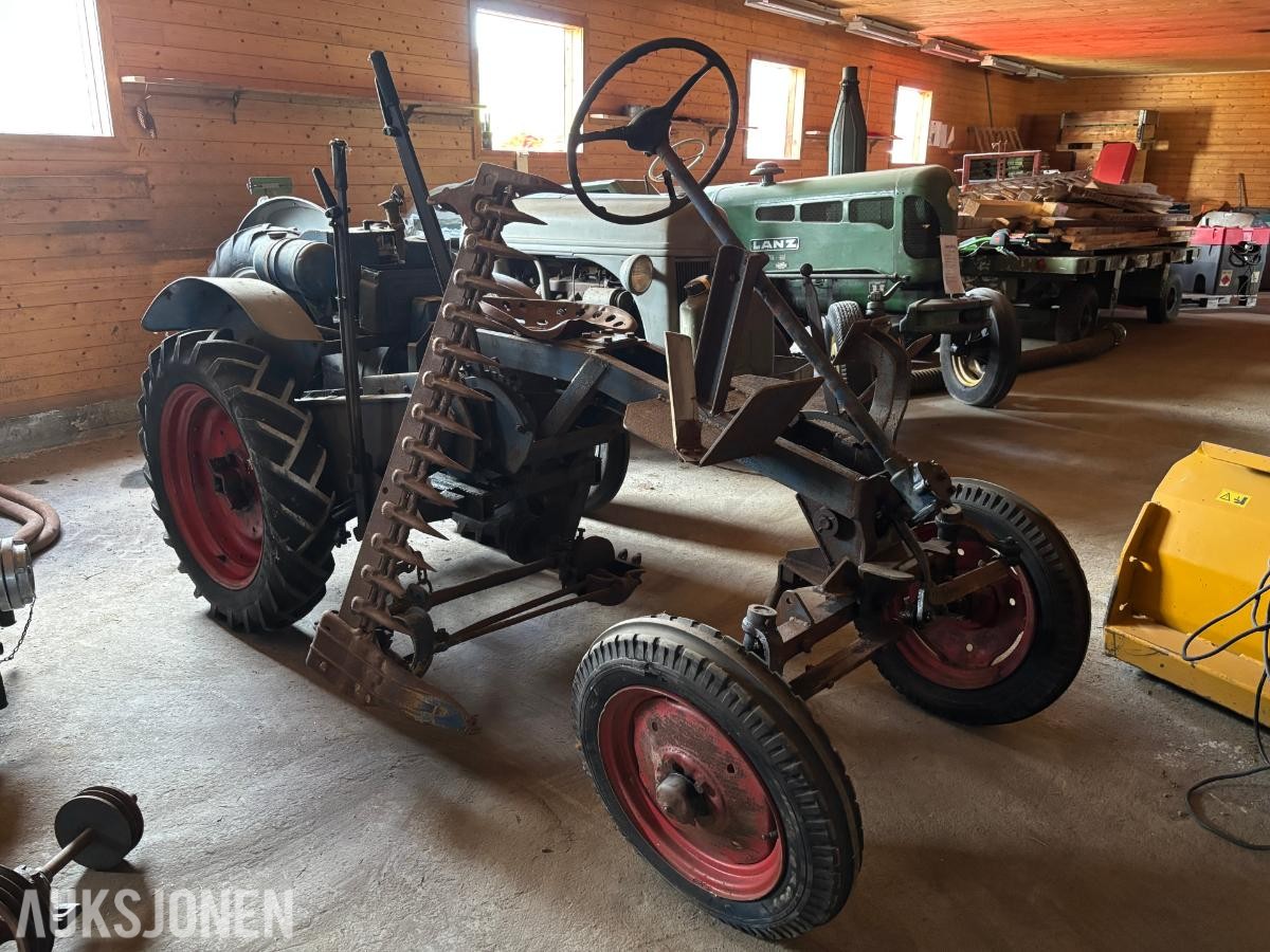 GARNER TRAKTOR MED SLÅTTEBJELKE, J.A.P INDUSTRIAL UNIT