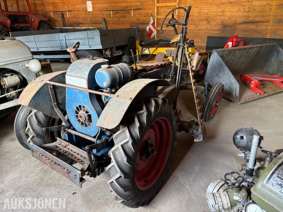GARNER TRAKTOR MED SLÅTTEBJELKE, J.A.P INDUSTRIAL UNIT