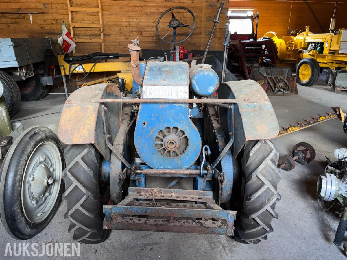 GARNER TRAKTOR MED SLÅTTEBJELKE, J.A.P INDUSTRIAL UNIT