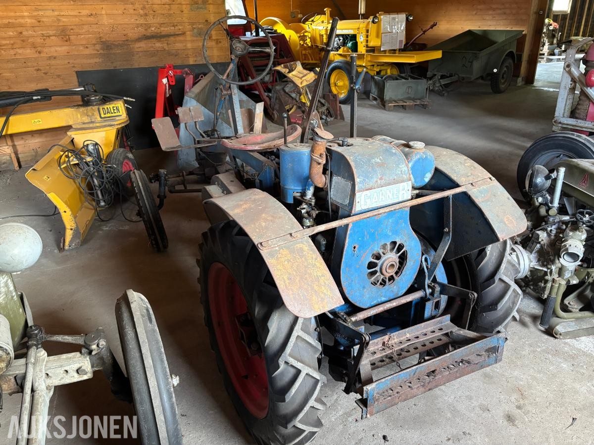 GARNER TRAKTOR MED SLÅTTEBJELKE, J.A.P INDUSTRIAL UNIT