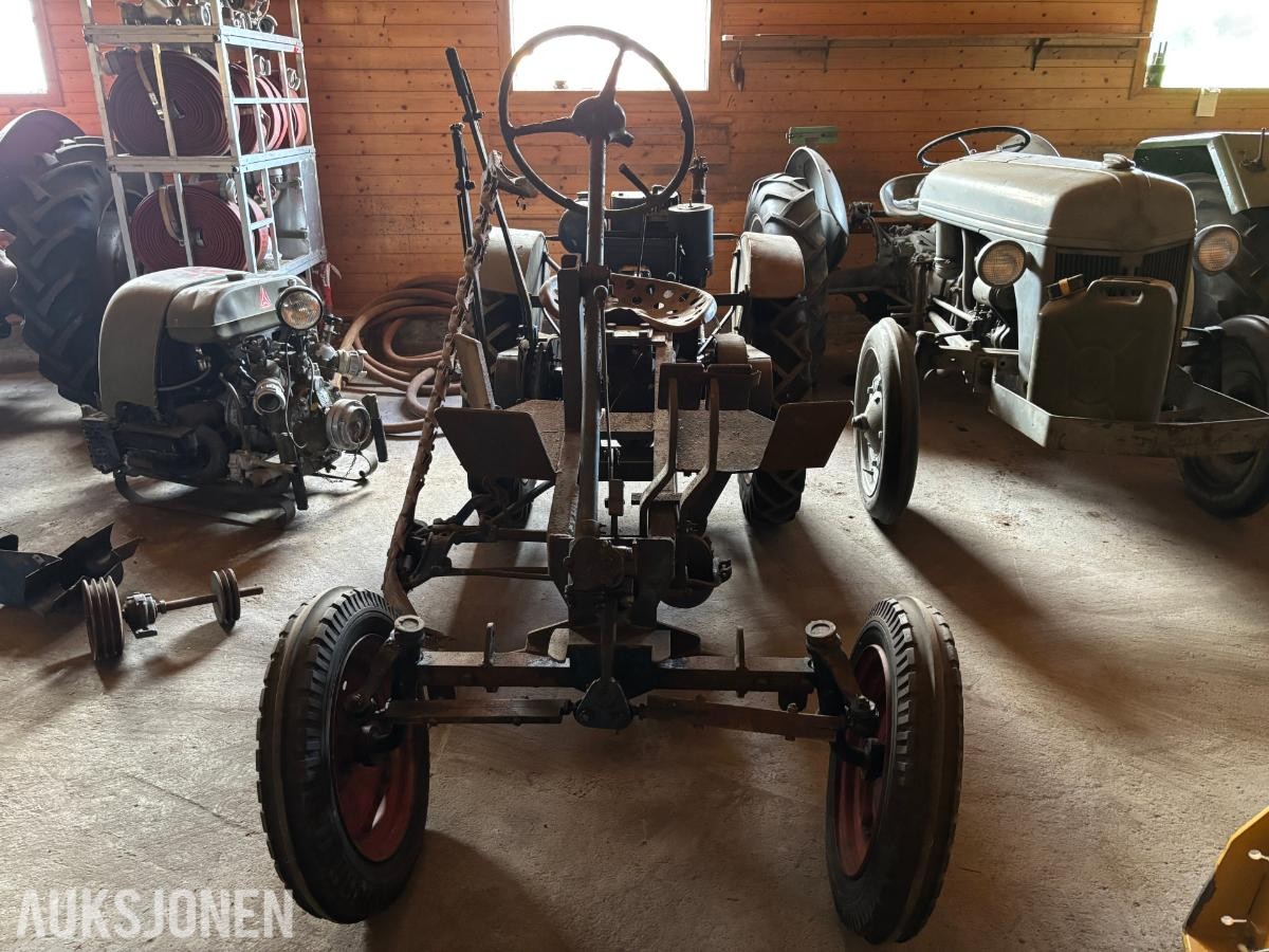 GARNER TRAKTOR MED SLÅTTEBJELKE, J.A.P INDUSTRIAL UNIT