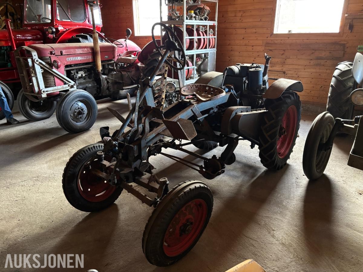 GARNER TRAKTOR MED SLÅTTEBJELKE, J.A.P INDUSTRIAL UNIT